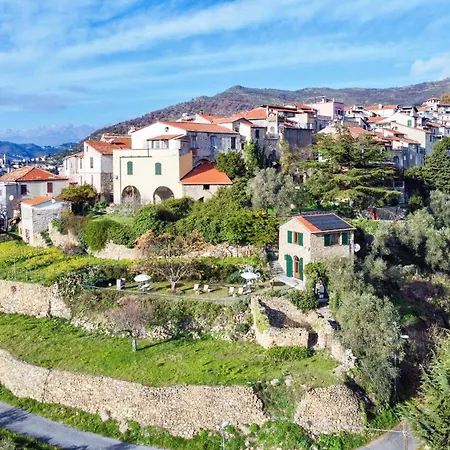 Panoramic Rural House With Garden